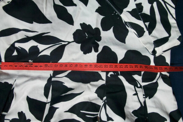 Robe à fleurs noir et blanche - Image 9